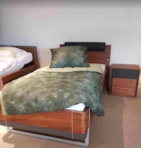 Hulsta Multi-bed hoofdbord:kussen leer,choco kleur,hout kernnoten,ledverlichting,poot, slede chroom